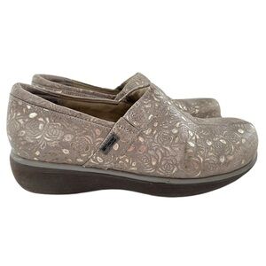 Greys Anatomy soft walk Meredith closed back clogs 8 brown oil slip resistant